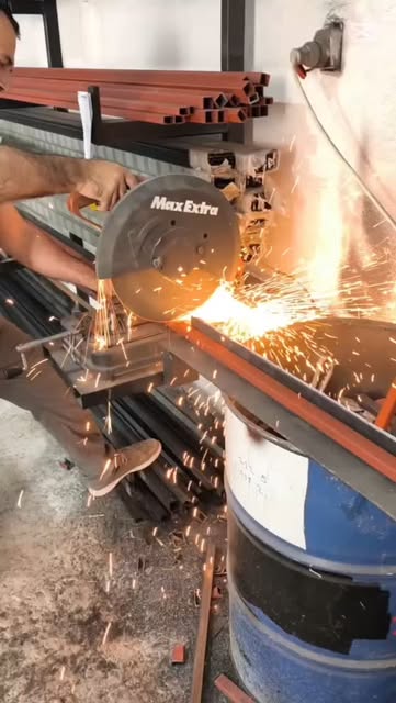 Lika atölyesinde metal kesimi ve işçilik